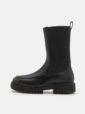 Kozaki na platformie Armani Exchange