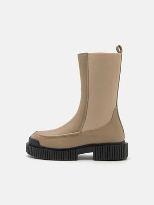 Kozaki na platformie Armani Exchange