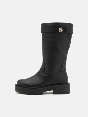 Kozaki na platformie Boss