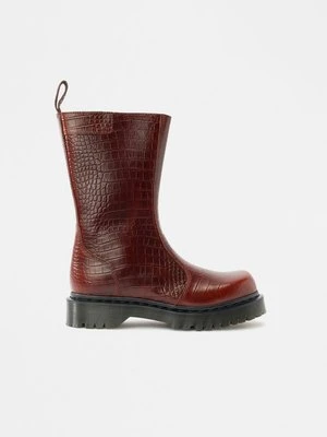 Kozaki na platformie Dr. Martens