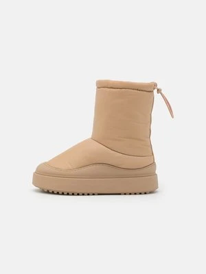 Kozaki na platformie Even&Odd