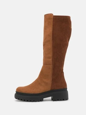 Kozaki na platformie MIREIA PLAYÀ