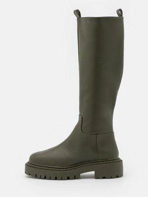 Kozaki na platformie Monki