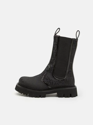 Kozaki na platformie Moschino