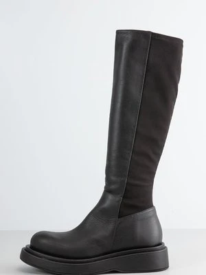 Kozaki na platformie Paloma Barceló