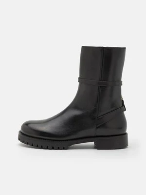 Kozaki na platformie PATRIZIA PEPE