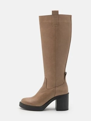 Kozaki na platformie Pavement