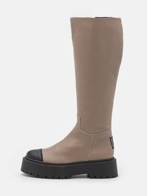 Kozaki na platformie Steve Madden