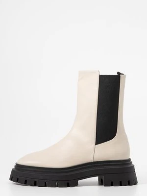 Kozaki na platformie Stuart Weitzman