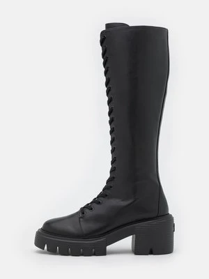 Kozaki na platformie Stuart Weitzman