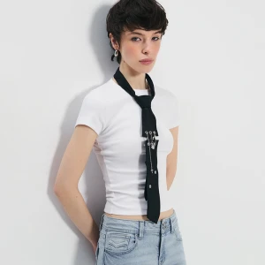 Krawat z metalowymi oczkami i zawieszką w stylu gothic House