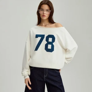 Zdjęcie produktu Kremowa bluza na jedno ramię z nadrukiem 78 House