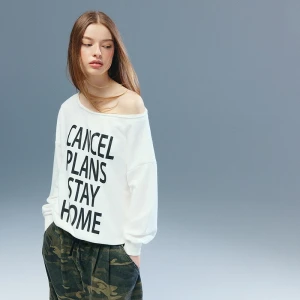 Zdjęcie produktu Kremowa bluza na jedno ramię z napisem Cancel Plans Stay Home House kremowy