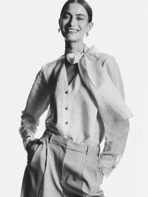 Kremowa bluzka w prążki z wiązaniem pod szyją TARANKO