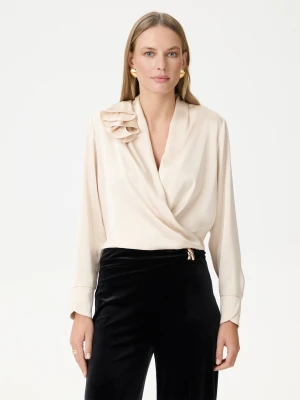 Kremowa bluzka z kopertowym dekoltem i ozdobną falbaną TARANKO
