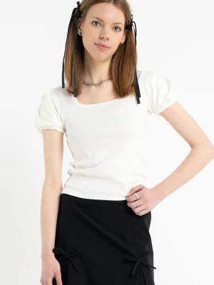 Kremowa bluzka z krótkimi ozdobnymi rękawami Reporter