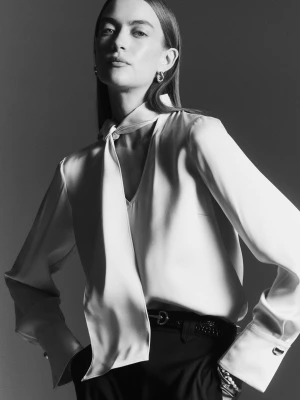 Kremowa bluzka z wiązaniem pod szyją TARANKO