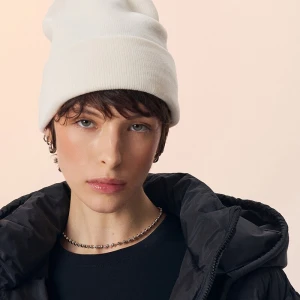 Kremowa czapka beanie z wywijanym brzegiem House