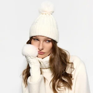 Kremowa czapka z pomponem i warkoczowym splotem House