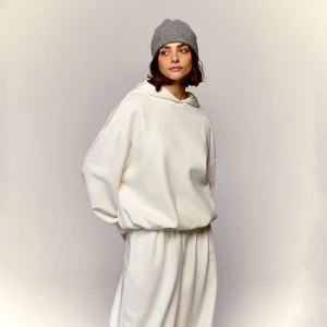 Kremowa gładka bluza bombka House