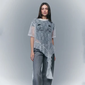 Kremowa koronkowa koszulka z falbanką i nadrukiem House