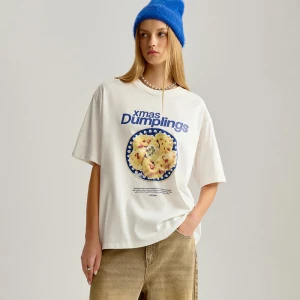 Zdjęcie produktu Kremowa koszulka oversize z nadrukiem Xmas Dumplings House