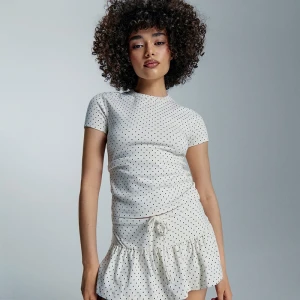 Kremowa koszulka w kropki z okrągłym dekoltem House