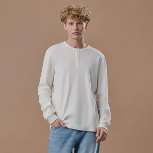 Kremowa koszulka z długim rękawem i guziczkami przy dekolcie House