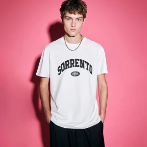 Kremowa koszulka z kontrastowym nadrukiem House