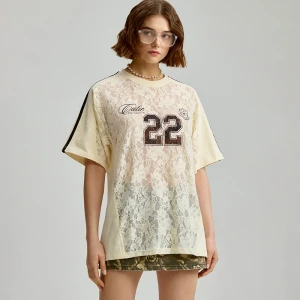 Zdjęcie produktu Kremowa koszulka z koronką i nadrukami w sportowym stylu House