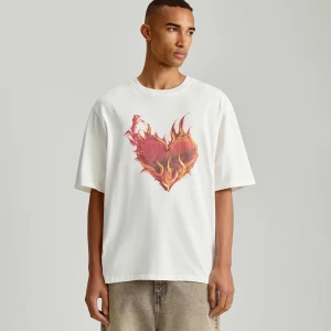 Zdjęcie produktu Kremowa koszulka z motywem płonącego serca House