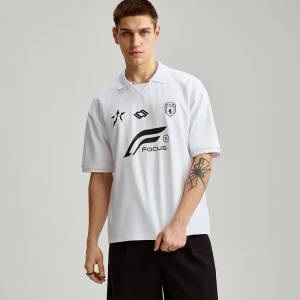 Kremowa koszulka z nadrukiem i kołnierzykiem House