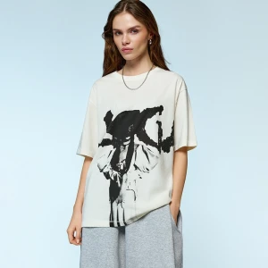 Kremowa koszulka z nadrukiem Lady Gaga Mayhem House