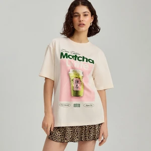 Kremowa koszulka z nadrukiem Matcha Latte House