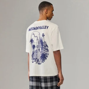 Kremowa koszulka z nadrukiem Moominvalley z przodu i na plecach House