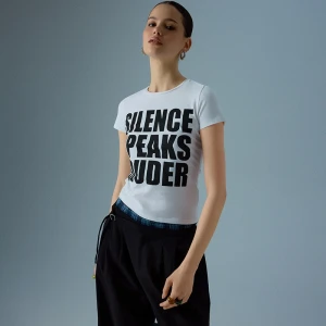 Zdjęcie produktu Kremowa koszulka z nadrukiem Silence Speaks Louder House