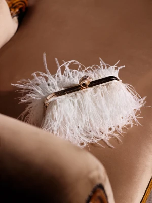 Kremowa mała torebka wyszywana piórami TARANKO