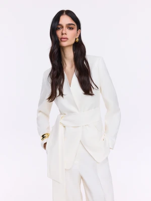 Kremowa marynarka z ozdobnym guzikiem i szarfą TARANKO