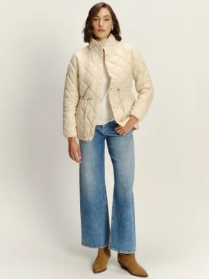Kremowa pikowana kurtka z wysokim kołnierzem Greenpoint