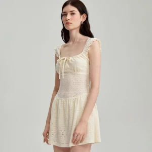 Kremowa sukienka mini z haftem i wszytymi spodenkami House