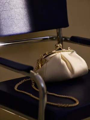 Kremowa torebka skórzana z łańcuszkiem TARANKO