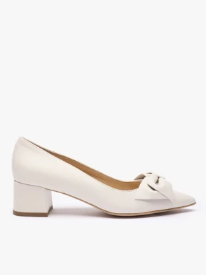 Kremowe czółenka ślubne z kokardą Ryłko