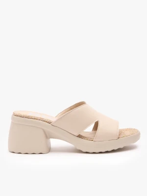 Kremowe klapki na obcasie z masywnym spodem Ryłko
