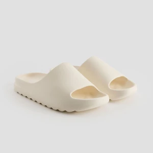 Kremowe klapki piankowe House