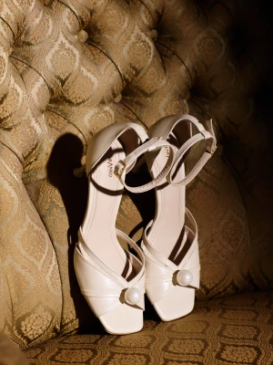 Kremowe sandały na obcasie z perłową aplikacją TARANKO