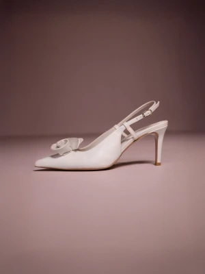 Kremowe skórzane czółenka z kwiatem i odkrytą piętą TARANKO