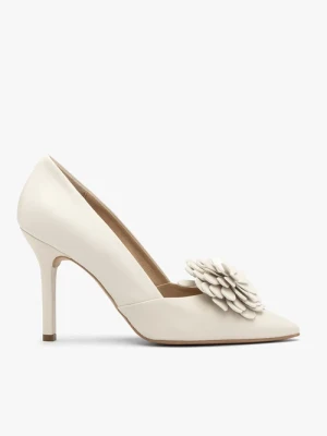 Kremowe ślubne czółenka z kwiatem Ryłko