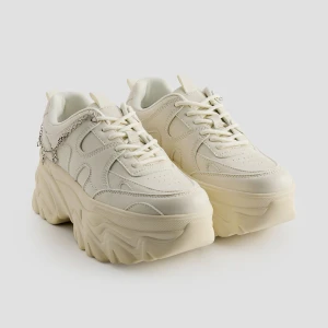 Kremowe sneakersy na grubej podeszwie z łańcuszkiem House