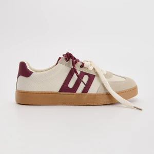 Kremowe sneakersy w stylu retro House