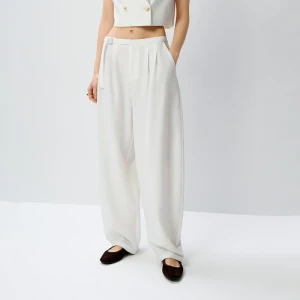 Kremowe spodnie baggy tailoring z klamerką House